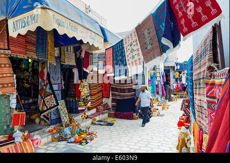 Afrika, Nordafrika, Maghreb, Süd Tunesien, Governorat von Medenine. Djerba-Insel. Houmt Souk. Teppichgeschäft. Stockfoto