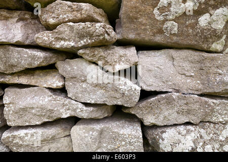 Nahaufnahme der Trockenmauer, hergestellt aus Kalkstein, Cumbria, England Stockfoto