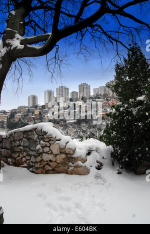 Blick auf die Wolkenkratzer und Schnee in Rijeka, Kroatien Stockfoto