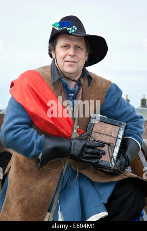 Schottische reenactor Fort George, Ardesier, Invernesshire, UK 9. Aug 2014. Parade der Re-enactors bei den Schottischen Homecoming Event. Feier der Jahrhunderte am Fort George mit lebendiger Geschichte Camps über große Zeiträume in Schottlands Vergangenheit. Historische camps featureJacobites, und Soldaten durch die Jahrhunderte. Stockfoto