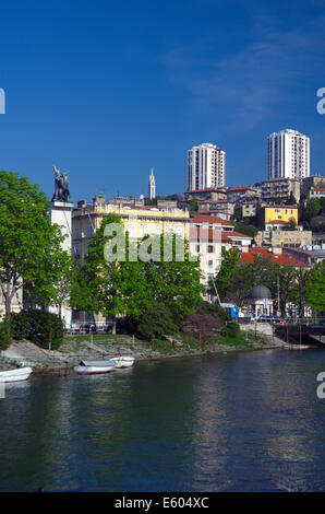 Rjecina Fluss und Hochhäuser in Rijeka, Kroatien Stockfoto