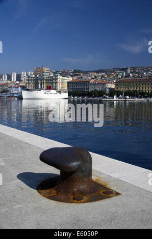 Panoramablick auf Rijeka Hafen und Schiff Botel Marina Stockfoto