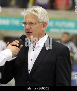 Landshut, Deutschland. 9. August 2014. Franz REINDL, die neu gewählten Predident der Deutsche Eishockey Bund DEB .fare gut passen von Marco Sturm mit seinen zwei Teams Landshut Freunde und Freunde der Welt. Er begann seine Karriere in Landshut, Marco Sturm spielte von 1997 bis 2012 insgesamt mehr als 1000 Spiele in der NHL, unter anderem in den Teams der San Jose Sharks, die Boston Bruins, die Los Angeles Kings und die Florida Panthers. Für seinen Tarif gut Spiel lud er einige seiner alten Kollegen, auch aus der NHL. 9. August 2014, Landshut, Deutschland, (Kredit-Bild: © Wolfgang Fehrmann/Wolfgang Fehrmann/ZUMA Stockfoto