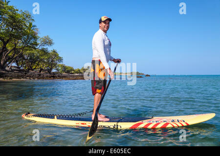 Paddel-Boarder in der Anaehoomalu Bay in Waikoloa auf der Big Island von Hawaii aufstehen Stockfoto