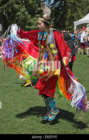 Frau tanzt bei First Nations Powwow am Canada Day Stockfoto