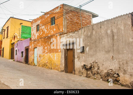 Bunte Häuser auf einem Feldweg in San Miguel de Allende, Mexiko Stockfoto