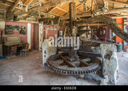 Zakynthos, Griechenland - Privatmuseum des ländlichen Lebens in Pigadakia. Alten Fräs- und Ölmühle Mechanismen. Stockfoto