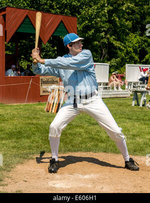 Mumford, New York, USA. 9. August 2014. Ein Eichen-Spieler erwartet eine Tonhöhe während des Spiels gegen die Cleveland Blues am 12. jährlichen nationalen Silber Ball Vintage Base Ball Turnier gespielt im Genesee Country Village and Museum. Elf Teams aus dem Nordosten und mittleren Westen sammelten für diese dreitägige Round-Robin-Turnier gespielt von 1866 Regeln, einschließlich '' keine Handschuhe oder sonstige Schutzausrüstung '' gestattet. Bildnachweis: Brian Cahn/ZUMA Draht/Alamy Live-Nachrichten Stockfoto