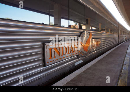 Der Indian Pacific Zug am Ostbahnhof Perth im August 2014 Stockfoto