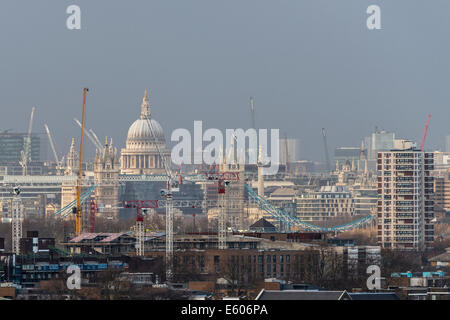 Kränen dominieren Ansichten quer durch London mit einem Blick auf St. Pauls Cathedral und Tower Bridge Stockfoto