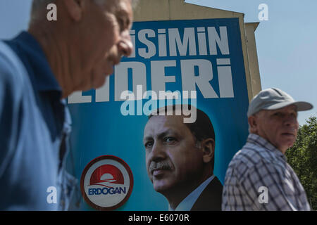 Ankara, Türkei. 8. August 2014. Türkischen Ministerpräsidenten und Präsidentschaftskandidat Tayyip Erdogans Riesenposter gesehen hing an der Außenwand eines Wohnhauses in Ankara, die Hauptstadt der Türkei, 8. August 2014. Türkischen Präsidenten Stimmen startet um 08:00 Ortszeit (GMT-0500) am Sonntag, zum ersten Mal in der Geschichte der islamischen Republik, die direkt von der breiten Öffentlichkeit eher als das Parlament ein neuer Präsidenten gewählt wird. Bildnachweis: Cui Xinyu/Xinhua/Alamy Live-Nachrichten Stockfoto