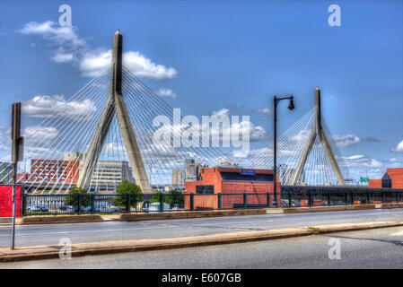 Dies ist ein Bild von der The Leonard P. Zakim Bunker Hill Bridge in Boston, Massachusetts, von der Karlsbrücke Stadt nehmen. Stockfoto