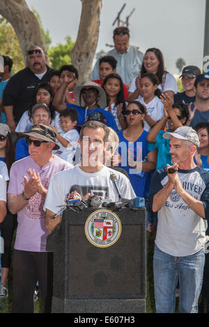 Los Angeles, USA. 9. August 2014. Los Angeles Bürgermeister Eric Garcetti. LA Mayor Eric Garcetti und Anaheim Bürgermeister Regeln Wette über LA Kings und die Anaheim Ducks. Anaheim Bürgermeister Tom Tait die Wette verloren, und die beiden Bürgermeister verbrachte zwei Stunden Reinigung LA flussaufwärts entlang der Elysian Tal. Moor Park, Los Angeles, Kalifornien, USA. 9. August 2014 Stockfoto