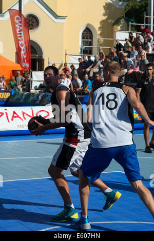 Tallinn, Estland, 9. August 2014 - Streetball im Zentrum von Tallinn, Estland-Credit: Alexander Stzhalkouski/Alamy Live News Stockfoto