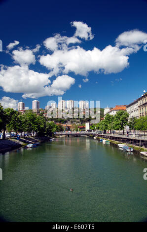 Rjecina Fluss und Hochhäuser in Rijeka, Kroatien Stockfoto