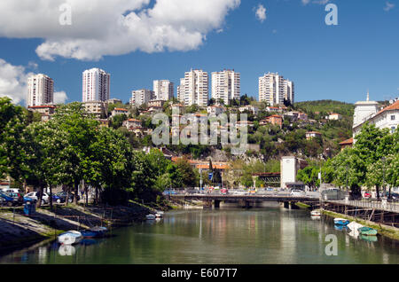 Rjecina Fluss und Hochhäuser in Rijeka, Kroatien Stockfoto