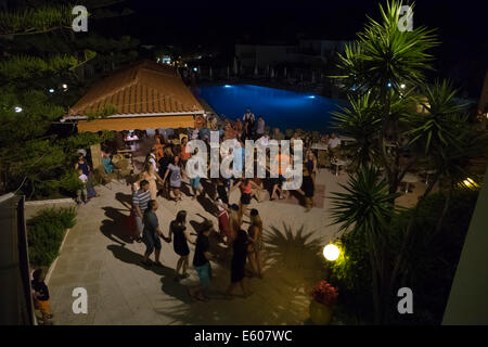 Zakynthos, Griechenland - Hotel Katerina Palace, Argassi. Griechischer Abend. Stockfoto