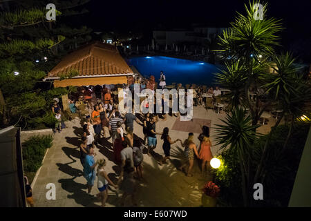 Zakynthos, Griechenland - Hotel Katerina Palace, Argassi. Griechischer Abend. Stockfoto