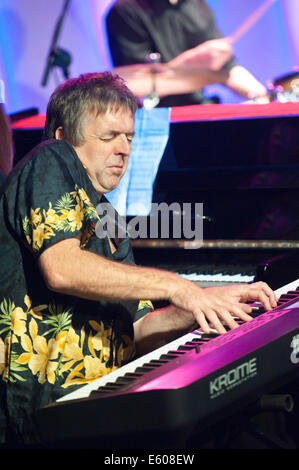 Brecon, Powys, Wales, UK. 9. August 2014. Keyboarder führt eine doppelte Abrechnung in The Guildhall - Royal Welsh College of Music & National Youth Jazz Orchestra beim 30. Brecon Jazz Festival. Bildnachweis: Graham M. Lawrence/Alamy Live-Nachrichten. Stockfoto