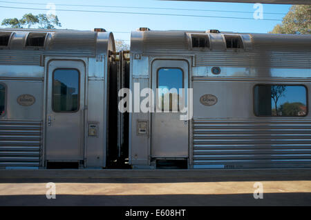 Der Indian Pacific Zug am Ostbahnhof Perth im August 2014 Stockfoto