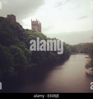 Blick auf die Kathedrale von Durham entlang des Flusses tragen Stockfoto