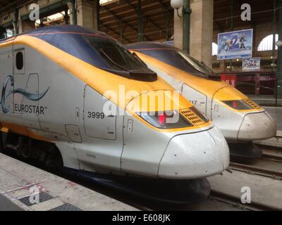 Zwei Eurostar-Züge in St. Pancras international Station, London, England Stockfoto