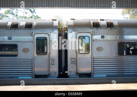 Der Indian Pacific Zug am Ostbahnhof Perth im August 2014 Stockfoto