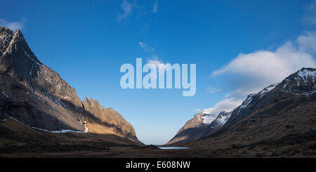 Panorama Blick auf die Berge in Richtung Horseid Strand, Moskenesøy, Lofoten Inseln, Norwegen Stockfoto