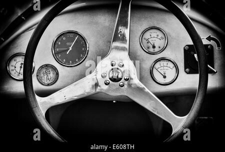 1956 Maserati 250f Grand-Prix-Rennen Auto Lenkrad und Armaturenbrett. Schwarz / weiß Stockfoto