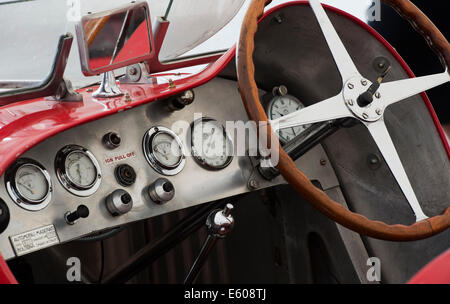 1935 Maserati 4CS Grand-Prix-Rennen Auto Lenkrad und Armaturenbrett Stockfoto