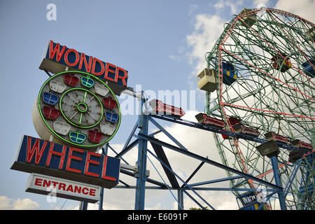 Brooklyn, New York, USA. 9. August 2014. Der vierte jährliche Geschichte Tag Deno Wonder Wheel Amusement Park und The Coney Island History Project, hat Familie Spaß, Musik, Geschichte und Unterhaltung im historischen Coney Island. Das Thema der diesjährigen Feierlichkeiten war die Rückkehr der Astroland Rakete. Bildnachweis: Ann Parry/ZUMA Draht/Alamy Live-Nachrichten Stockfoto