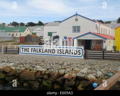 Herzlich Willkommen Sie auf den Falkland-Inseln Zeichen an den Docks von Port Stanley. Stockfoto