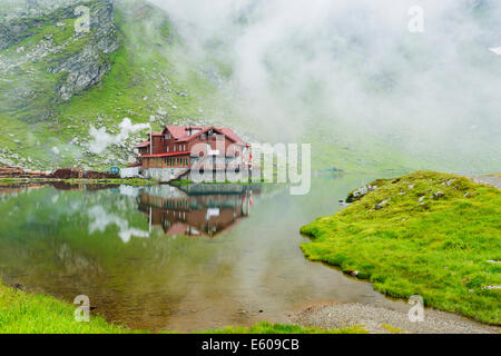 Balea Lac im Sommer. Berühmte touristische Destination in Rumänien Stockfoto