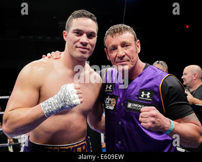 Bethlehem, Pennsylvania, USA. 9. August 2014. JOSEPH PARKER feiert mit seinem Trainer nach dem Sieg über Keith Thompson in einem Schwergewichts-Kampf an der Sand-Event-Center im Sands Casino in Bethlehem, Pennsylvania. © Joel Plummer/ZUMA Draht/Alamy Live-Nachrichten Stockfoto