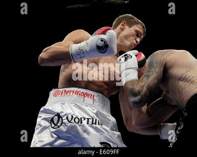 Bethlehem, Pennsylvania, USA. 9. August 2014. ROBERT BERRIDGE (schwarze Stämme) und Wassili LEPIKHIN Schlacht in einem Kampf im Halbschwergewicht im Sands Event Center im Sands Casino in Bethlehem, Pennsylvania. © Joel Plummer/ZUMA Draht/Alamy Live-Nachrichten Stockfoto