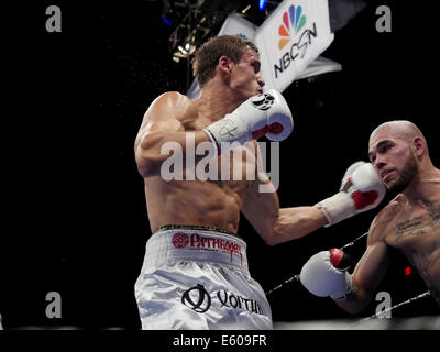 Bethlehem, Pennsylvania, USA. 9. August 2014. ROBERT BERRIDGE (schwarze Stämme) und Wassili LEPIKHIN Schlacht in einem Kampf im Halbschwergewicht im Sands Event Center im Sands Casino in Bethlehem, Pennsylvania. © Joel Plummer/ZUMA Draht/Alamy Live-Nachrichten Stockfoto