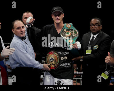 Bethlehem, Pennsylvania, USA. 9. August 2014. VASILY LEPIKHIN feiert nach dem Sieg einer Kampfes im Halbschwergewicht gegen ROBERT BERRIDGE an der Sand-Event-Center im Sands Casino in Bethlehem, Pennsylvania. © Joel Plummer/ZUMA Draht/Alamy Live-Nachrichten Stockfoto