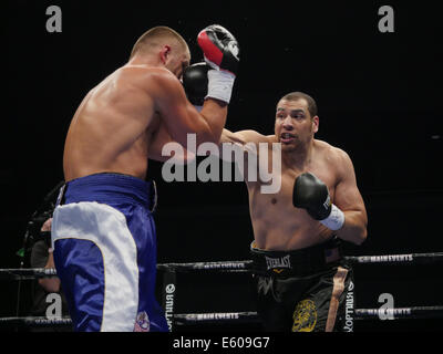 Bethlehem, Pennsylvania, USA. 9. August 2014. VYACHESLAV GLAZKOV (blau-weißen Stämme) und DERRIC ROSSY Schlacht in einem Schwergewichts-Kampf an der Sand-Event-Center im Sands Casino in Bethlehem, Pennsylvania. © Joel Plummer/ZUMA Draht/Alamy Live-Nachrichten Stockfoto