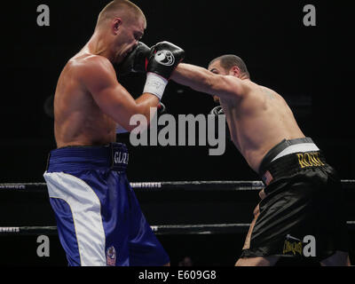 Bethlehem, Pennsylvania, USA. 9. August 2014. VYACHESLAV GLAZKOV (blau-weißen Stämme) und DERRIC ROSSY Schlacht in einem Schwergewichts-Kampf an der Sand-Event-Center im Sands Casino in Bethlehem, Pennsylvania. © Joel Plummer/ZUMA Draht/Alamy Live-Nachrichten Stockfoto