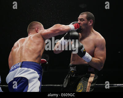 Bethlehem, Pennsylvania, USA. 9. August 2014. VYACHESLAV GLAZKOV (blau-weißen Stämme) und DERRIC ROSSY Schlacht in einem Schwergewichts-Kampf an der Sand-Event-Center im Sands Casino in Bethlehem, Pennsylvania. © Joel Plummer/ZUMA Draht/Alamy Live-Nachrichten Stockfoto