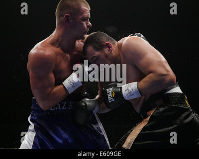 Bethlehem, Pennsylvania, USA. 9. August 2014. VYACHESLAV GLAZKOV (blau-weißen Stämme) und DERRIC ROSSY Schlacht in einem Schwergewichts-Kampf an der Sand-Event-Center im Sands Casino in Bethlehem, Pennsylvania. © Joel Plummer/ZUMA Draht/Alamy Live-Nachrichten Stockfoto