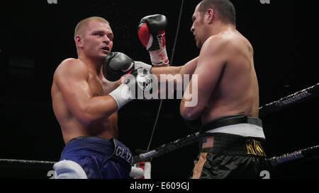 Bethlehem, Pennsylvania, USA. 9. August 2014. VYACHESLAV GLAZKOV (blau-weißen Stämme) und DERRIC ROSSY Schlacht in einem Schwergewichts-Kampf an der Sand-Event-Center im Sands Casino in Bethlehem, Pennsylvania. © Joel Plummer/ZUMA Draht/Alamy Live-Nachrichten Stockfoto