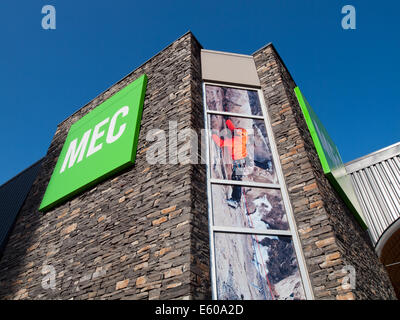 Das äußere äußere einer Mountain Equipment Co-op (MEC) Filiale in Edmonton, Alberta, Kanada. Stockfoto