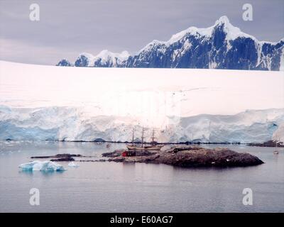 Eine altmodische Schoner Stil-Schiff sitzt fest verankert in Port Lockroy, Antarktis Stockfoto