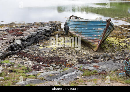 Verwitterte Fischerboot liegen an einem steinigen Strand auf der Isle of Lewis, äußeren Hebriden, Schottland Stockfoto