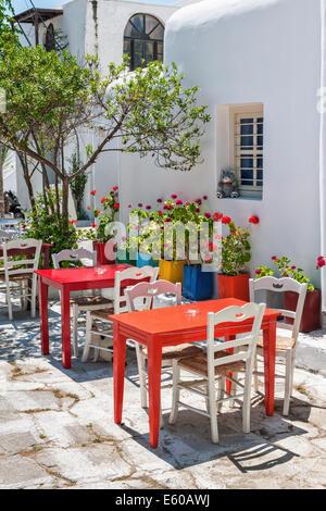 Traditionelle Wirtshäuser Terrasse in Mykonos, Kykladen, Griechenland Stockfoto