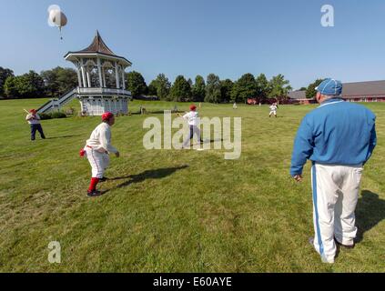 Mumford, New York, USA. 9. August 2014. Talbot Fair spielt nehmen ihrerseits an bat gegen Blumenstadt am 12. jährlichen nationalen Silber Ball Vintage Base Ball Turnier gespielt im Genesee Country Village and Museum. Elf Teams aus dem Nordosten und mittleren Westen sammelten für diese dreitägige Round-Robin-Turnier gespielt von 1866 Regeln, einschließlich '' keine Handschuhe oder sonstige Schutzausrüstung '' gestattet. Bildnachweis: Brian Cahn/ZUMA Draht/Alamy Live-Nachrichten Stockfoto