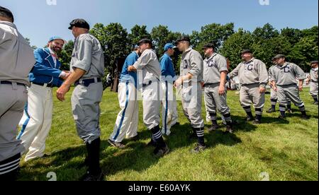 Mumford, New York, USA. 9. August 2014. Die Cleveland Blues und die Eichen-Team richten die um Hände zu schütteln, nach ihrem Spiel am 12. jährlichen nationalen Silver Ball Vintage Base Ball Turnier im Genesee Country Village and Museum. Elf Teams aus dem Nordosten und mittleren Westen sammelten für diese dreitägige Round-Robin-Turnier gespielt von 1866 Regeln, einschließlich '' keine Handschuhe oder sonstige Schutzausrüstung '' gestattet. Bildnachweis: Brian Cahn/ZUMA Draht/Alamy Live-Nachrichten Stockfoto