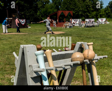 Mumford, New York, USA. 9. August 2014. Ein geschlagener Eierteig erfolgt durch auf einer Schaukel während eines Spiels am 12. jährlichen nationalen Silber Ball Vintage Base Ball Turnier gespielt im Genesee Country Village and Museum. Elf Teams aus dem Nordosten und mittleren Westen sammelten für diese dreitägige Round-Robin-Turnier gespielt von 1866 Regeln, einschließlich '' keine Handschuhe oder sonstige Schutzausrüstung '' gestattet. Bildnachweis: Brian Cahn/ZUMA Draht/Alamy Live-Nachrichten Stockfoto