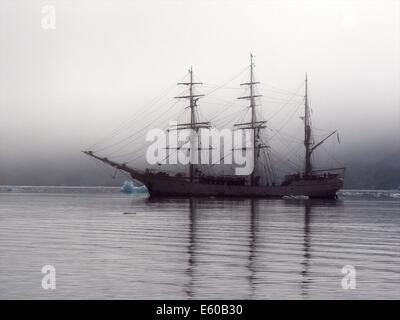 Eine altmodische Schoner Stil-Schiff sitzt fest verankert in Port Lockroy, Antarktis Stockfoto